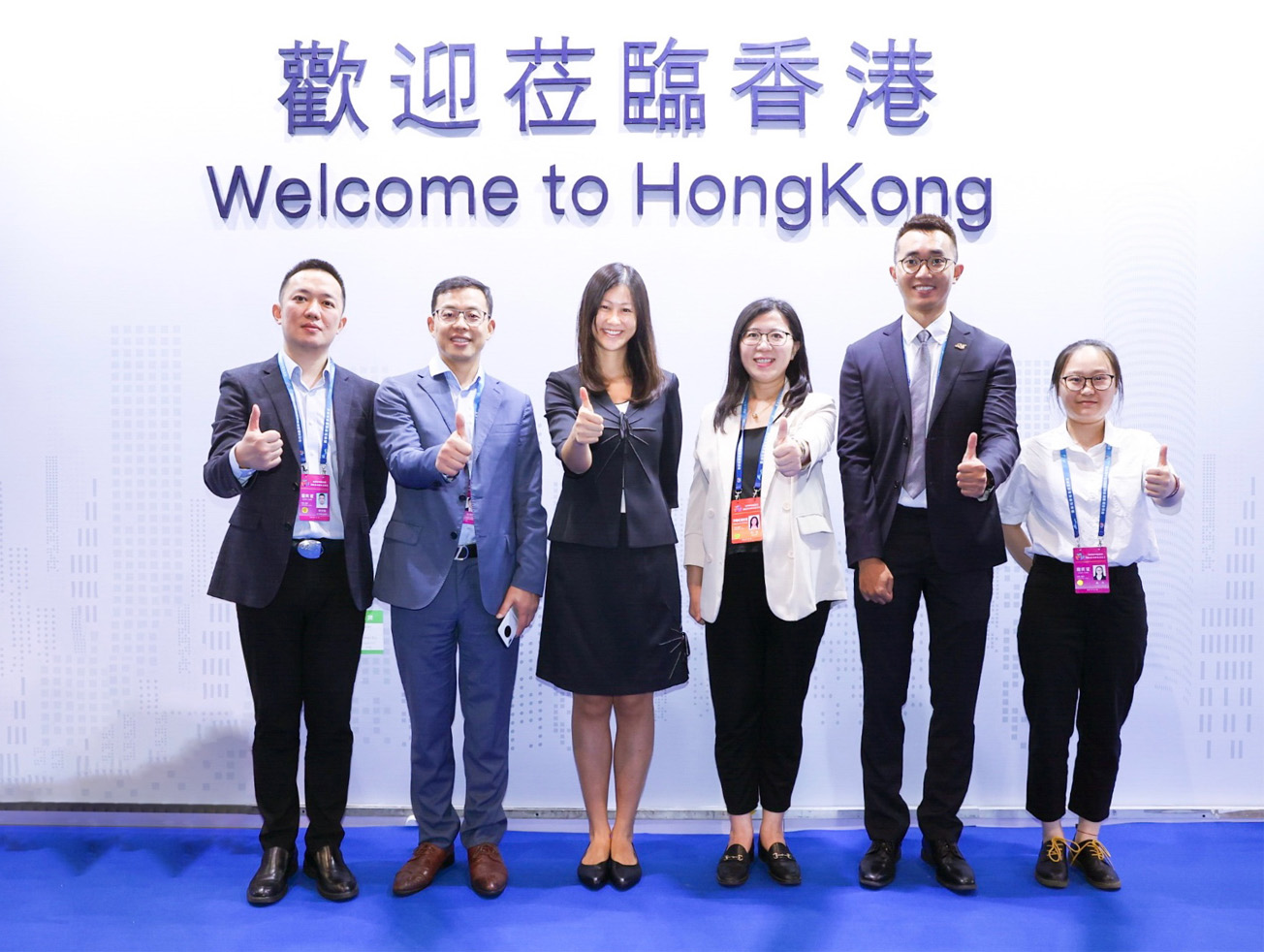 駐重慶聯絡處主任王諾君（左三）與香港貿易發展局重慶代表朱燁（右三）合照