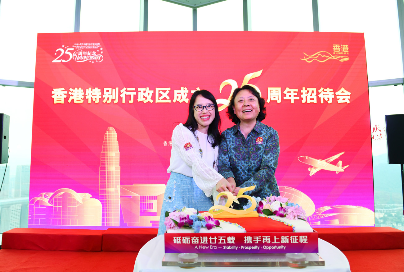 驻成都办主任李蕴妍与重庆市政协副主席张玲主持切饼仪式