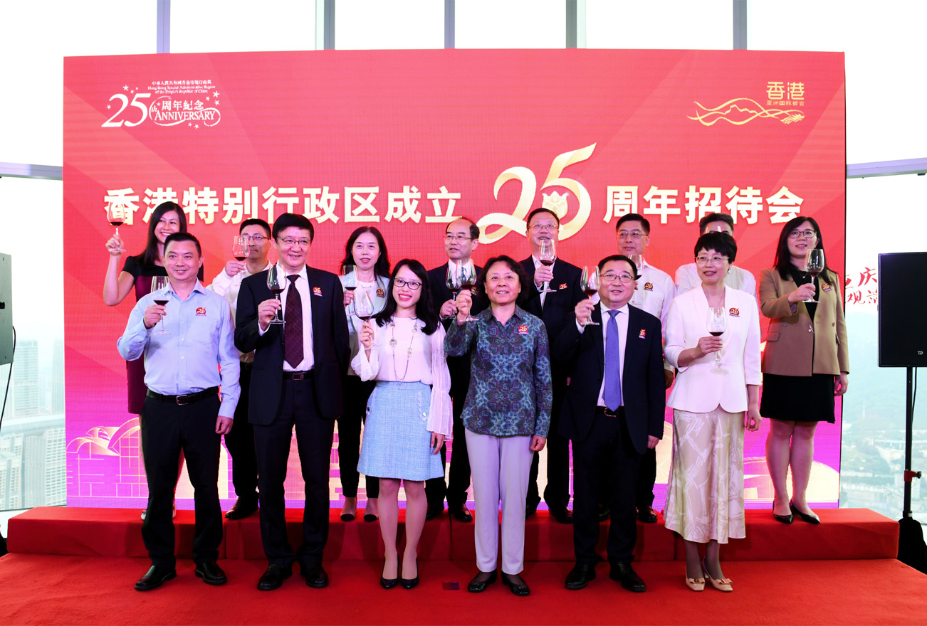 駐成都辦主任李蘊妍與重慶市政協副主席張玲向出席招待會的各界人士祝酒